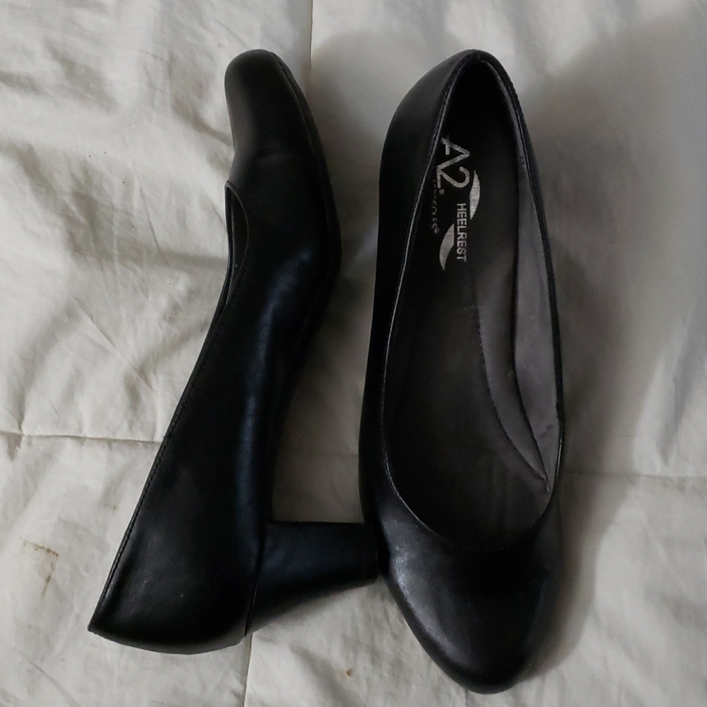 Black pumps
